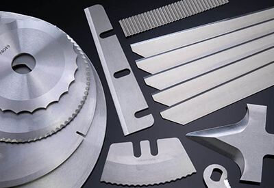 Mixture of blades for an industrial food processing plant